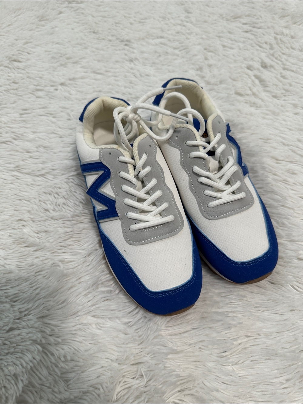 🐛 NWOT Amazon Sneakers